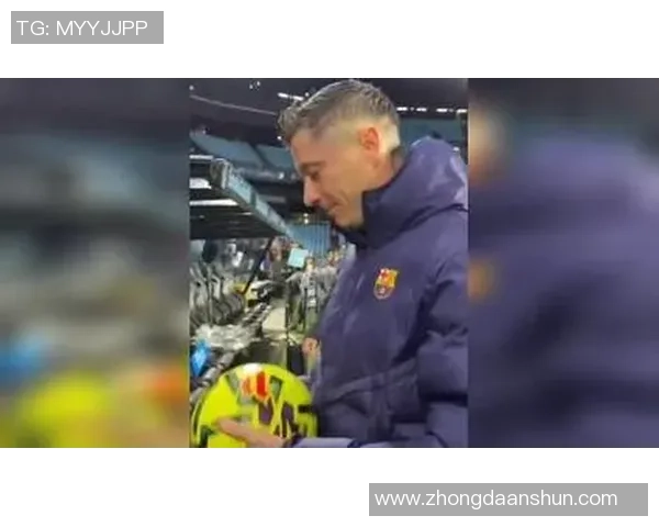 在浪漫巴黎街头邂逅足球巨星的奇妙瞬间与故事